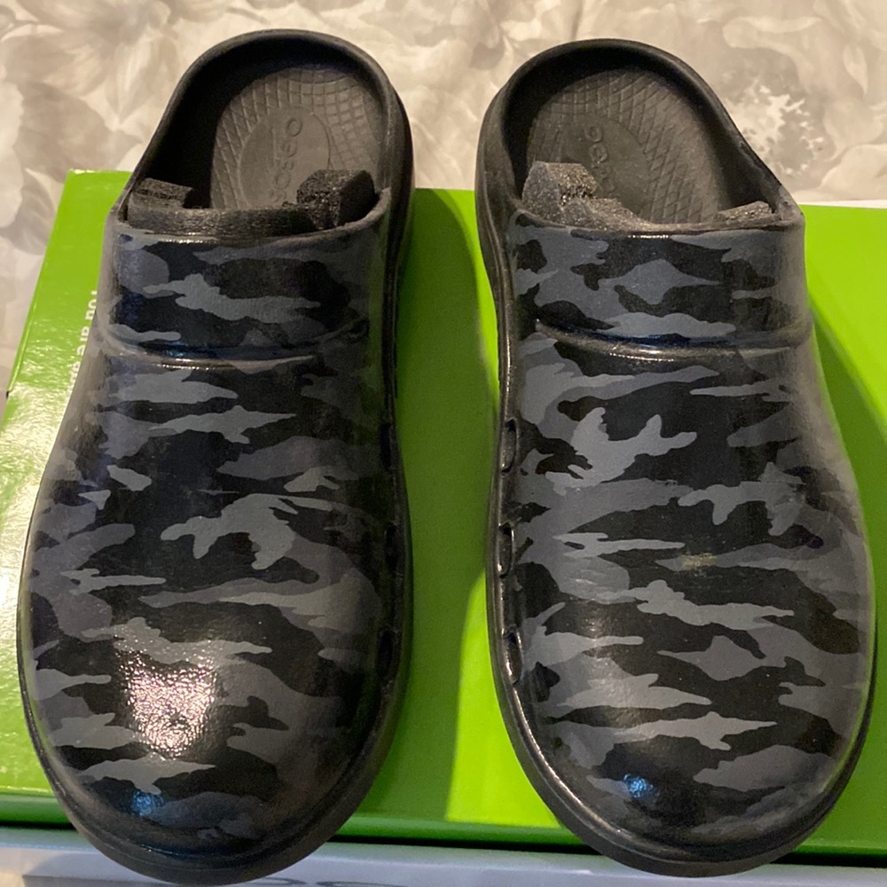 Limited OOFOS black and grey camo clogs
